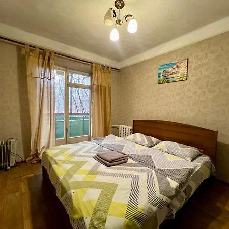 Квартира Эконом-Класса Возле Метро Левобережная Kyiv Exterior foto
